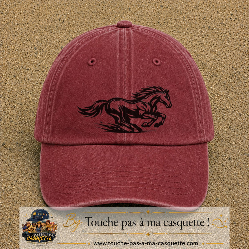 Image principale produit127grosRB - casquette Rouge délavé - Bordeaux délavé avec visuel Cheval au galop 7 cm