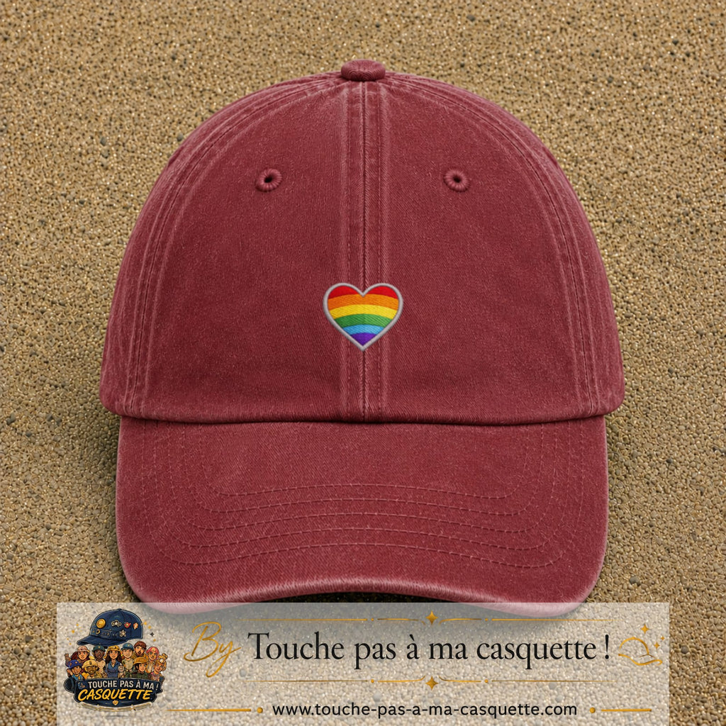 Image principale produit25petitRB - casquette Rouge délavé - Bordeaux délavé avec visuel Cœur arc-en-ciel écusson 3 cm