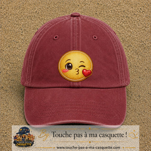 Image principale produit10grosRB - casquette Rouge délavé - Bordeaux délavé avec visuel Emoji bisou cœur 7 cm