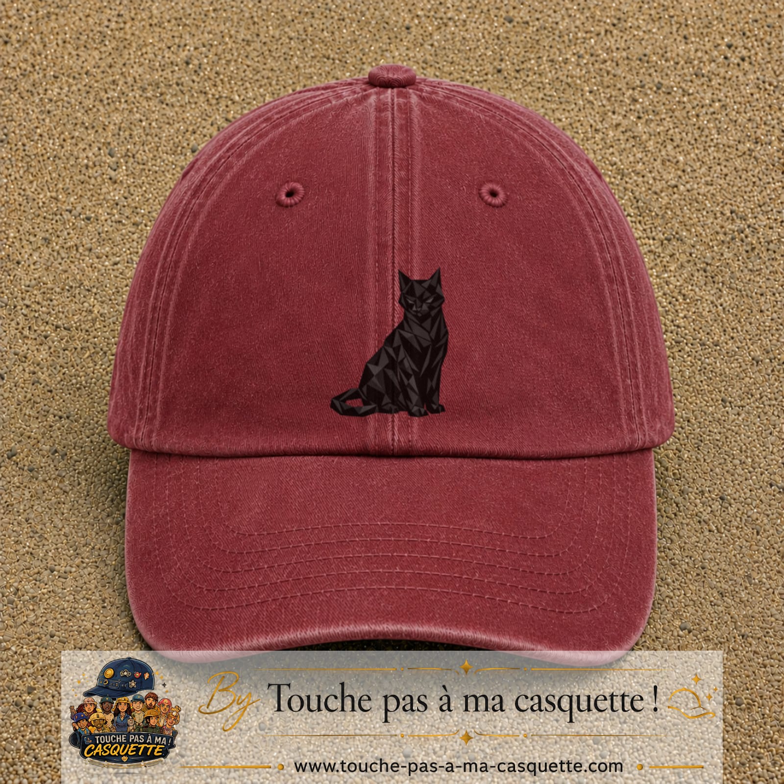 Image principale produit176grosRB - casquette Rouge délavé - Bordeaux délavé avec visuel Chat noir polygonal 7 cm