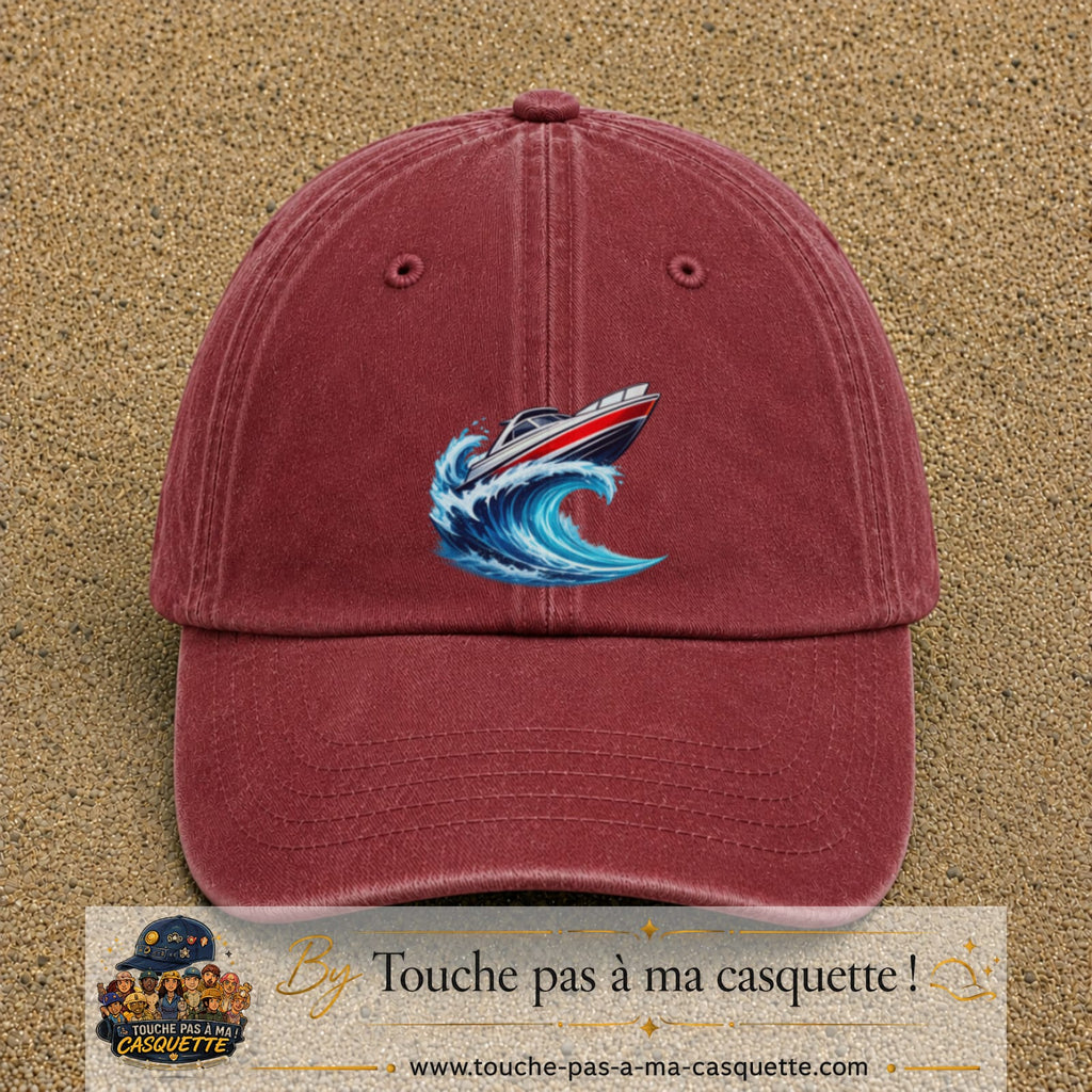 Casquette Rouge délavé - Bordeaux délavé avec motif Bateau à moteur sur vague en 7 cm – vue principale