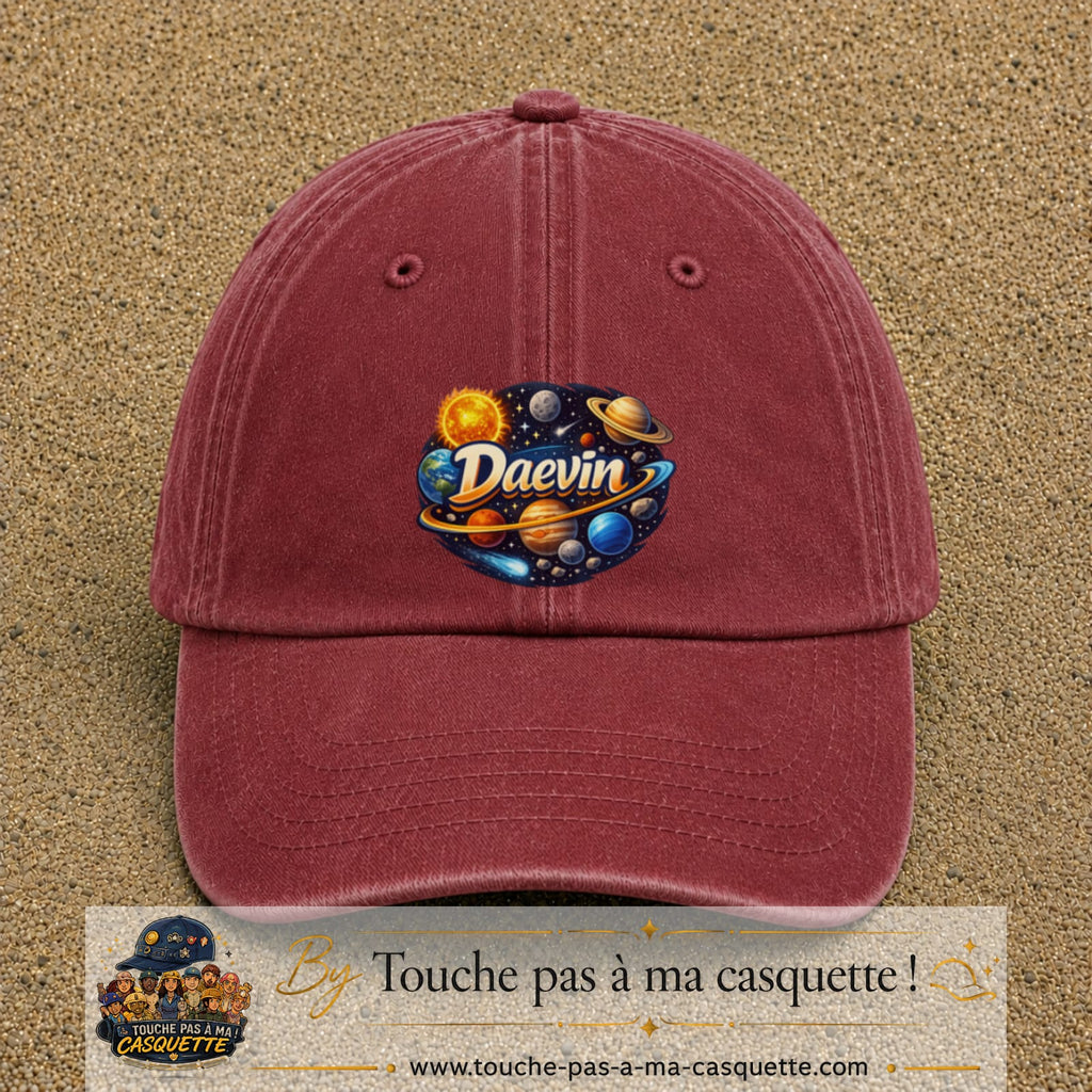 Casquette Rouge délavé - Bordeaux délavé avec motif Prénom Daevin dans le système solaire en 7 cm – vue principale