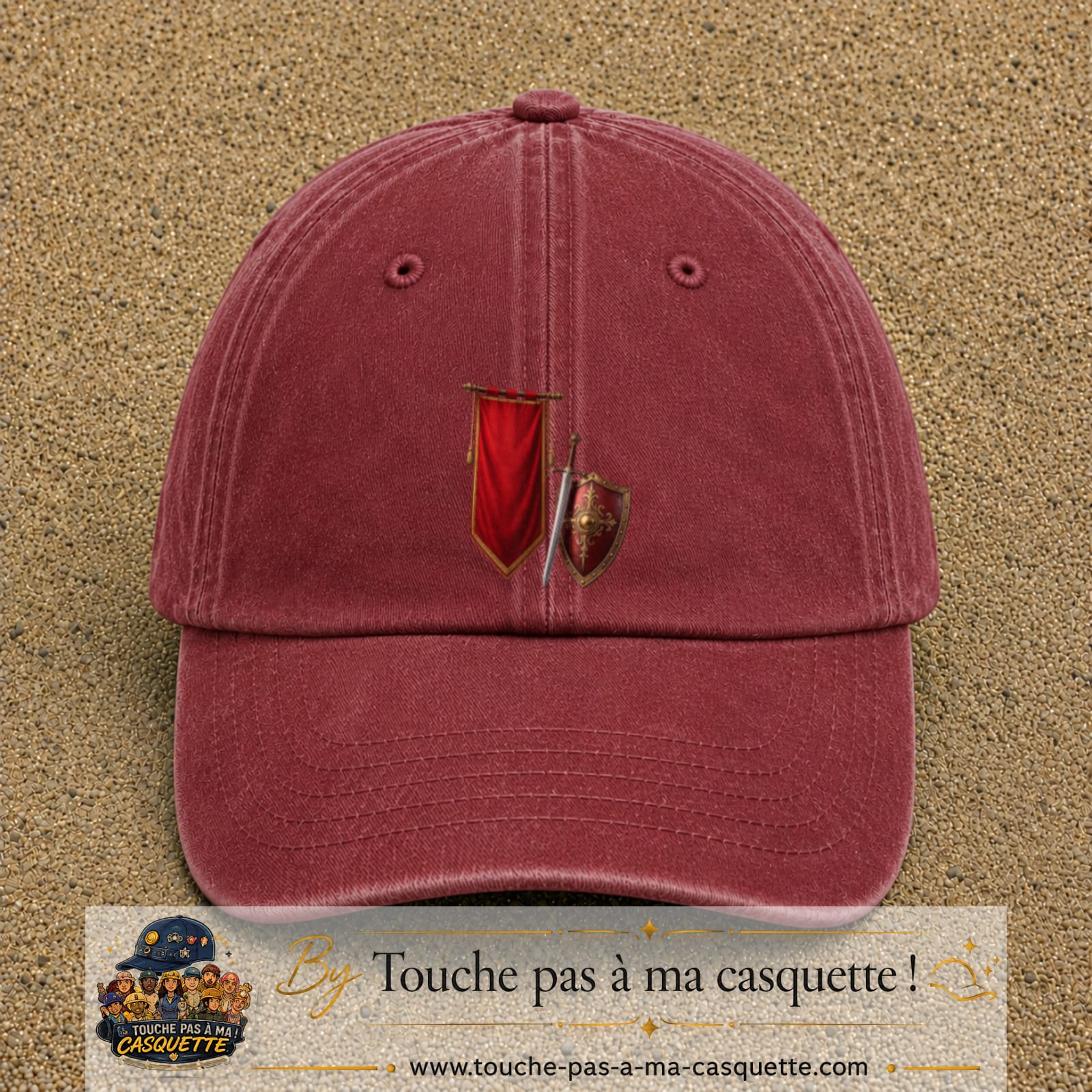 Image principale casquette Rouge délavé - Bordeaux délavé avec motif Bouclier médiéval 7 cm