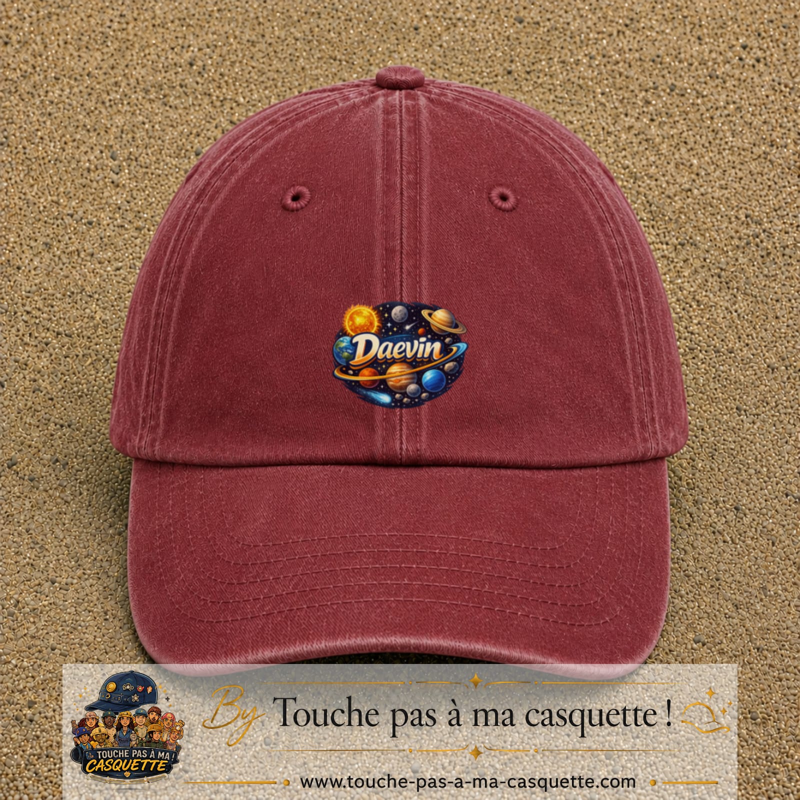 Casquette Rouge délavé - Bordeaux délavé avec motif Prénom Daevin dans le système solaire en 5 cm – vue principale