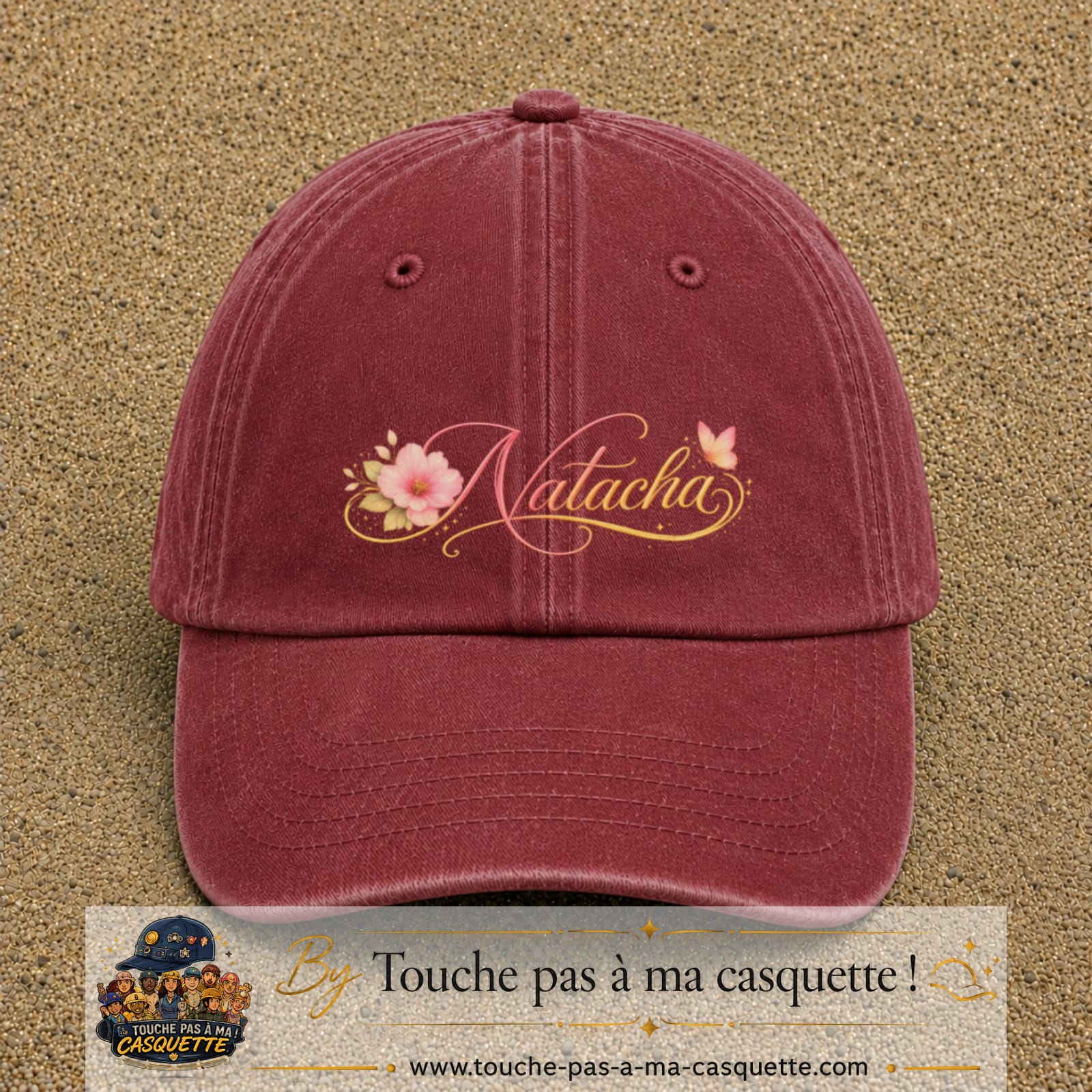 Casquette Rouge délavé - Bordeaux délavé avec motif Prénom Natacha fleuri en 7 cm – vue principale
