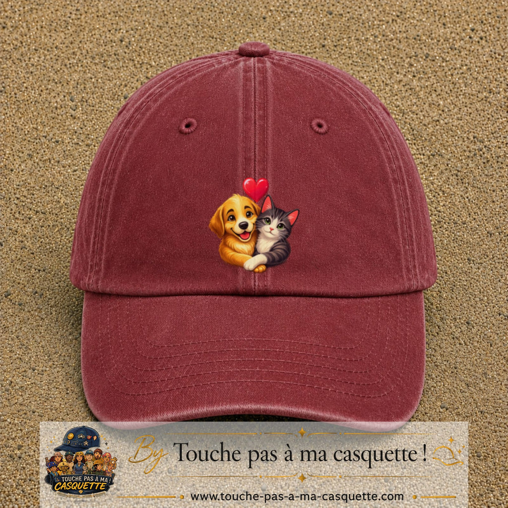 Casquette Rouge délavé - Bordeaux délavé avec motif Chien et chat complices en 7 cm – vue principale
