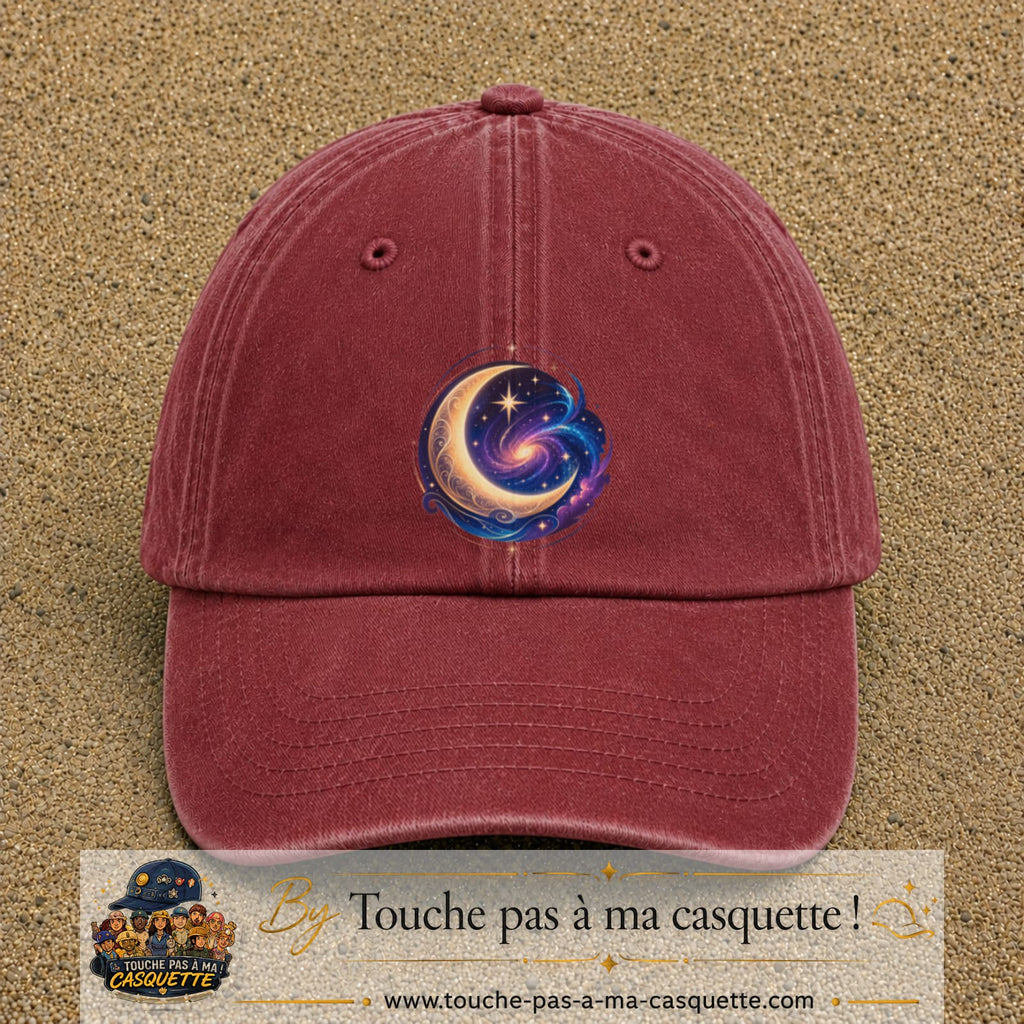 Image principale produit58grosRB - casquette Rouge délavé - Bordeaux délavé avec visuel Galaxie lune 7 cm