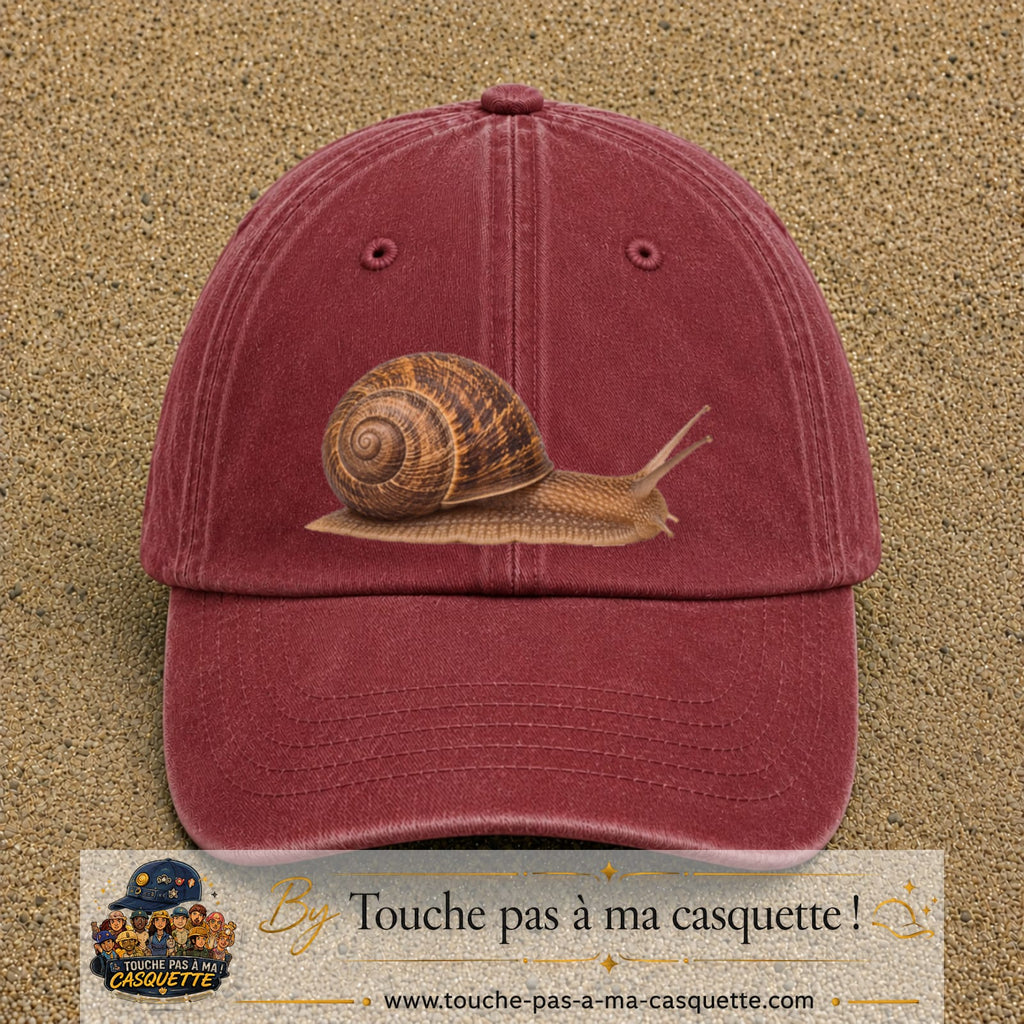 Image principale produit74grosRB - casquette Rouge délavé - Bordeaux délavé avec visuel Escargot 7 cm