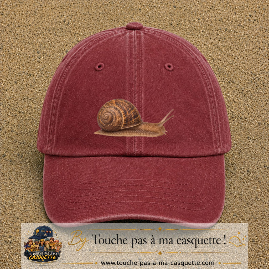 Image principale produit74moyenRB - casquette Rouge délavé - Bordeaux délavé avec visuel Escargot 5 cm
