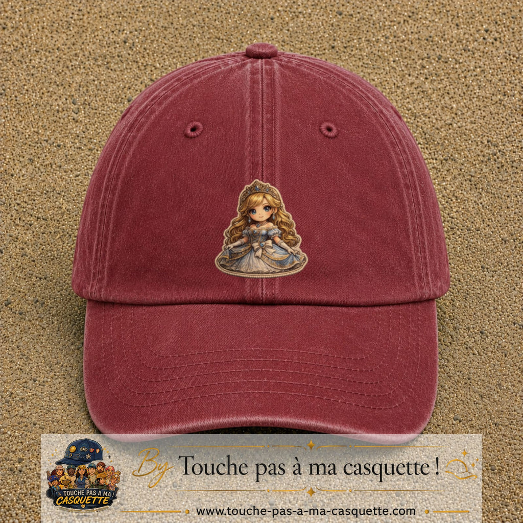 Image principale produit94grosRB - casquette Rouge délavé - Bordeaux délavé avec visuel Princesse poupée 7 cm