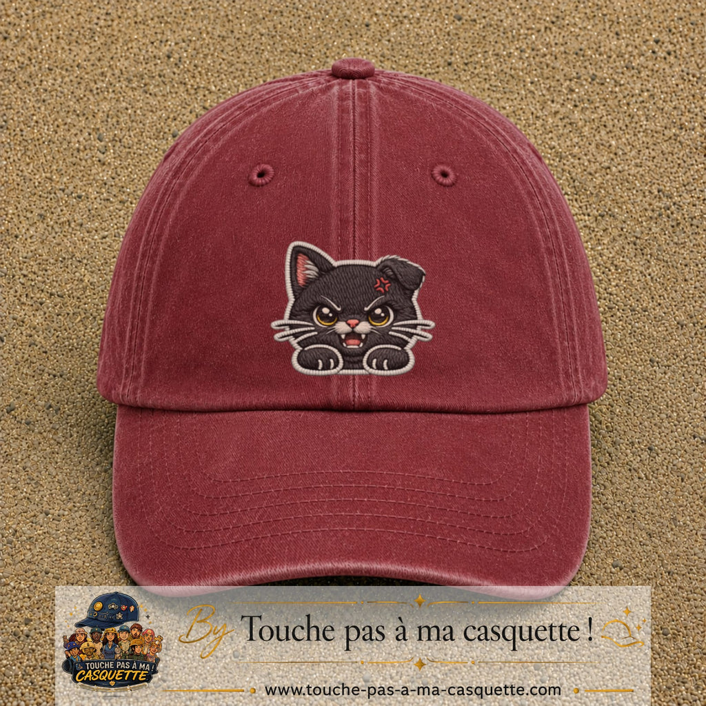 Image principale produit197grosRB - casquette Rouge délavé - Bordeaux délavé avec visuel Chat noir fâché 7 cm