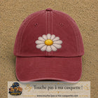 Image principale produit104grosRB - casquette Rouge délavé - Bordeaux délavé avec visuel Marguerite simple 7 cm