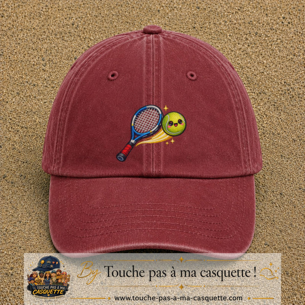 Image principale produit80grosRB - casquette Rouge délavé - Bordeaux délavé avec visuel Tennis raquette balle 7 cm
