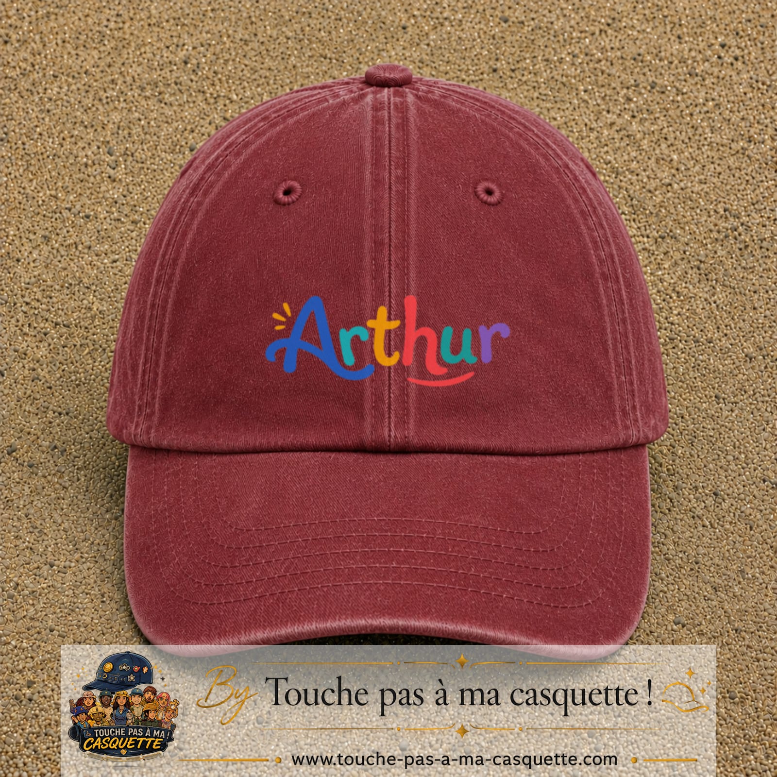 Casquette baseball Rouge délavé - Bordeaux délavé 100% coton avec visuel Prénom Arthur coloré 7 cm - image produit principale