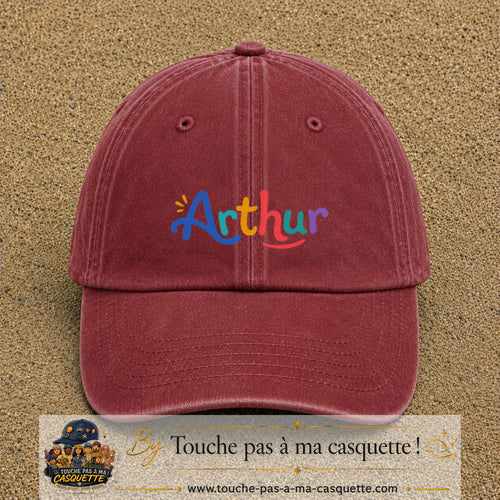 Casquette baseball Rouge délavé - Bordeaux délavé 100% coton avec visuel Prénom Arthur coloré 7 cm - image produit principale