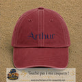 Casquette baseball Rouge délavé - Bordeaux délavé 100% coton avec visuel Prénom Arthur élégant 5 cm - image produit principale