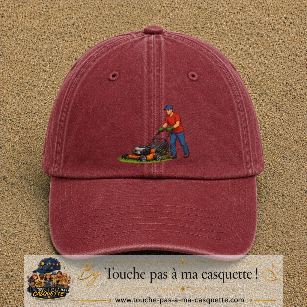 Casquette baseball Rouge délavé - Bordeaux délavé 100% coton avec motif Jardinier avec tondeuse 7 cm - image principale
