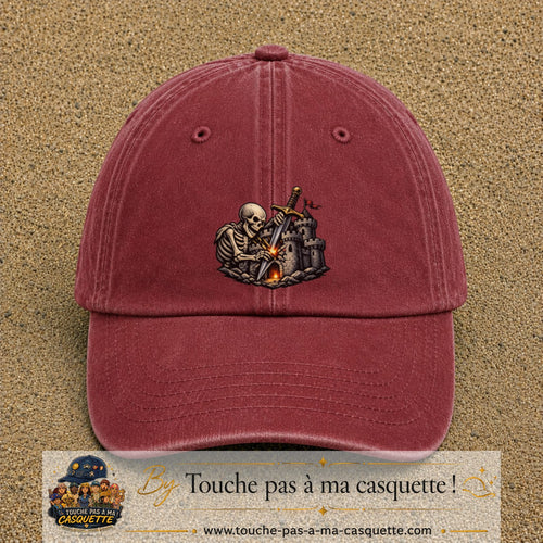 Casquette Rouge délavé - Bordeaux délavé 100% coton avec motif Squelette chevalier château 7 cm - image principale