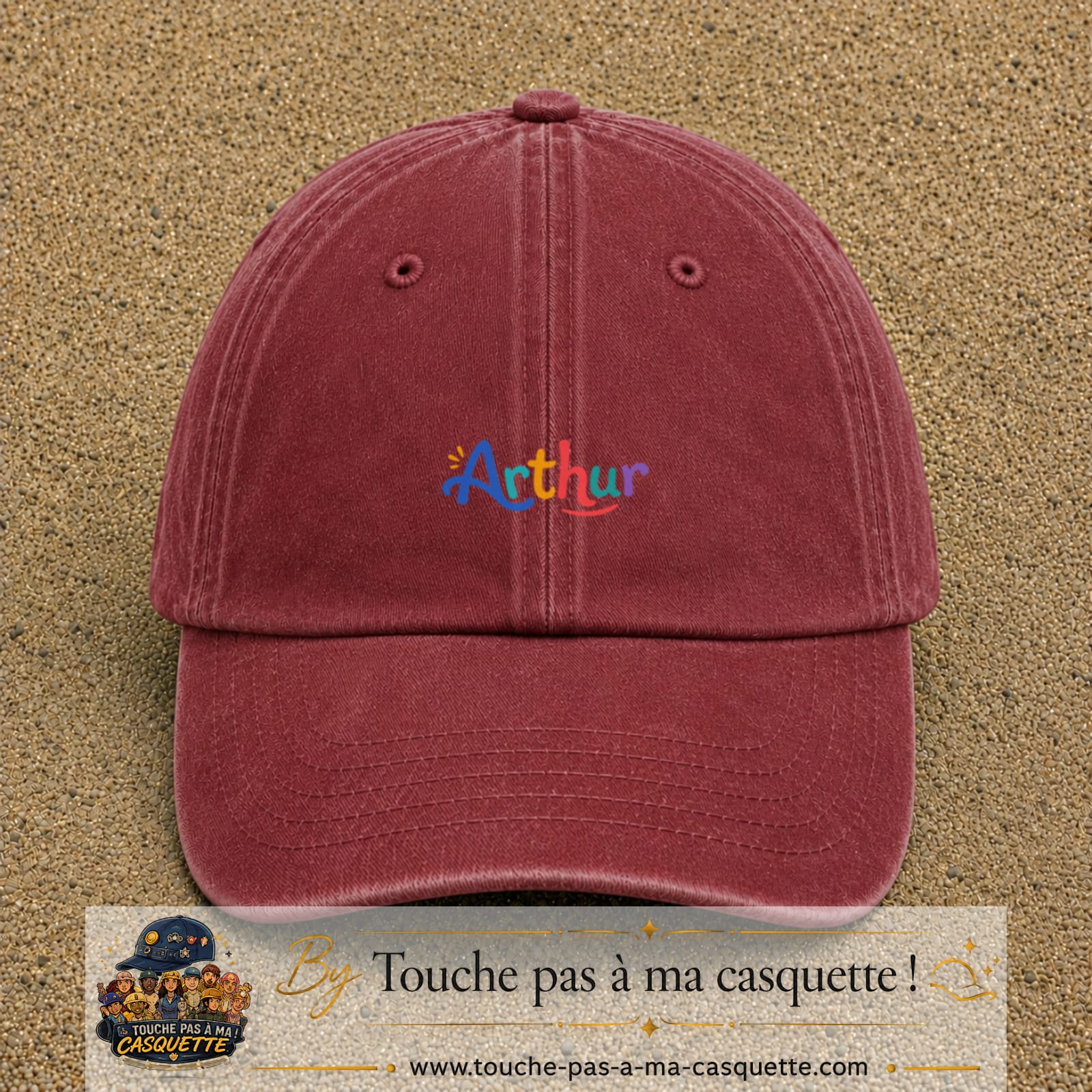 Casquette baseball Rouge délavé - Bordeaux délavé 100% coton avec visuel Prénom Arthur coloré 3 cm - image produit principale