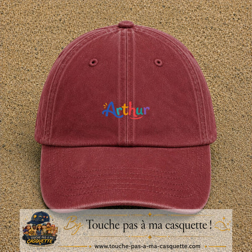 Casquette baseball Rouge délavé - Bordeaux délavé 100% coton avec visuel Prénom Arthur coloré 3 cm - image produit principale