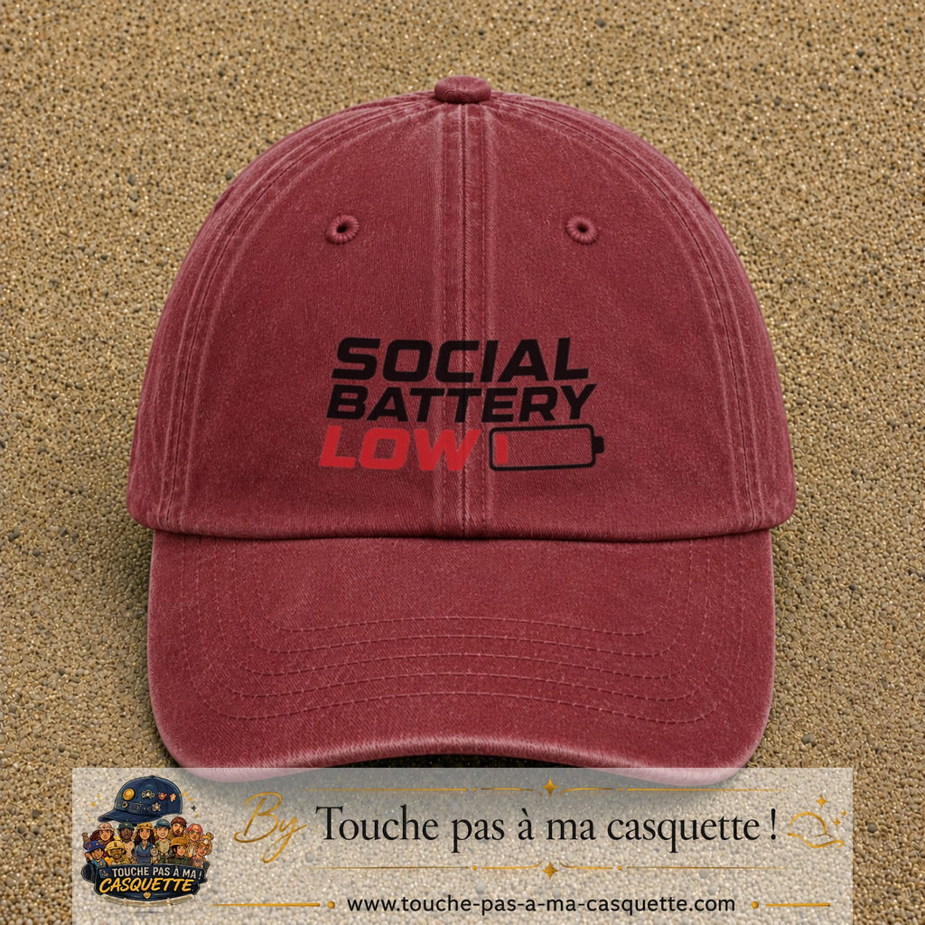 Casquette Rouge délavé - Bordeaux délavé 100% coton avec motif Social Battery Low 7 cm - image principale