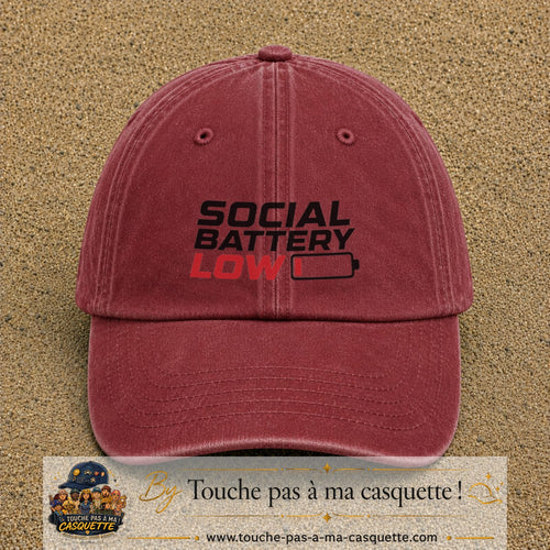 Casquette Rouge délavé - Bordeaux délavé 100% coton avec motif Social Battery Low 7 cm - image principale