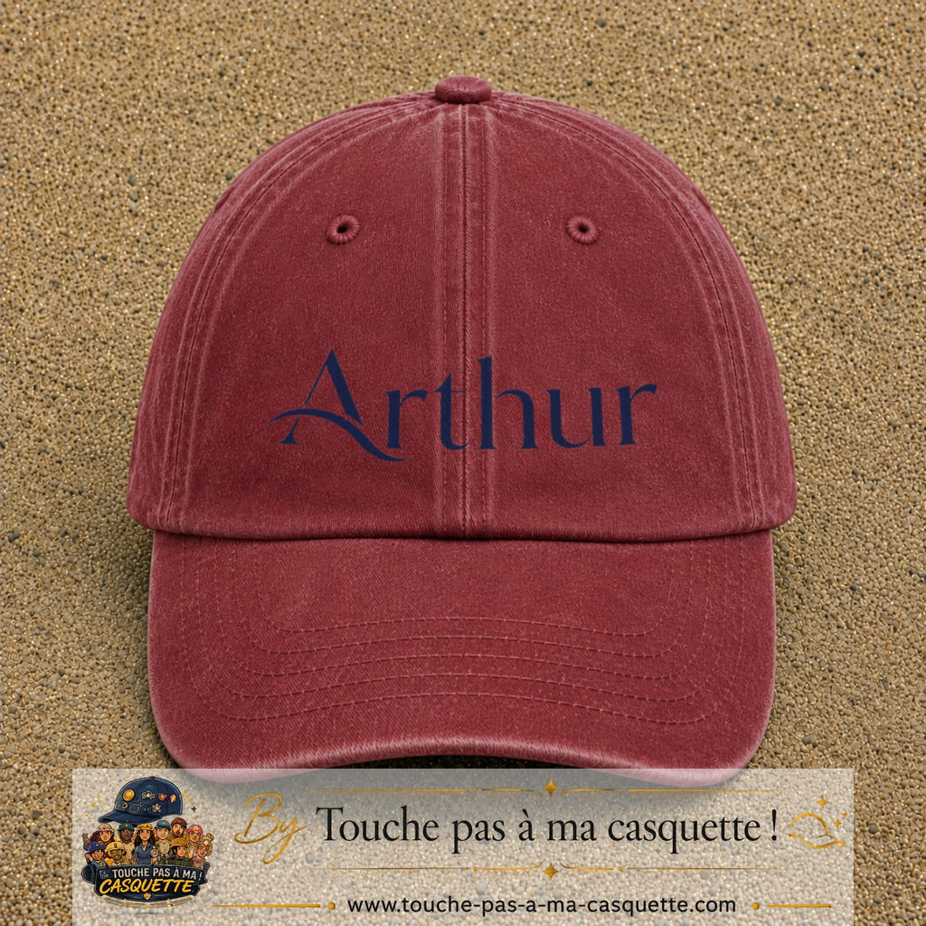 Casquette baseball Rouge délavé - Bordeaux délavé 100% coton avec visuel Prénom Arthur élégant 7 cm - image produit principale