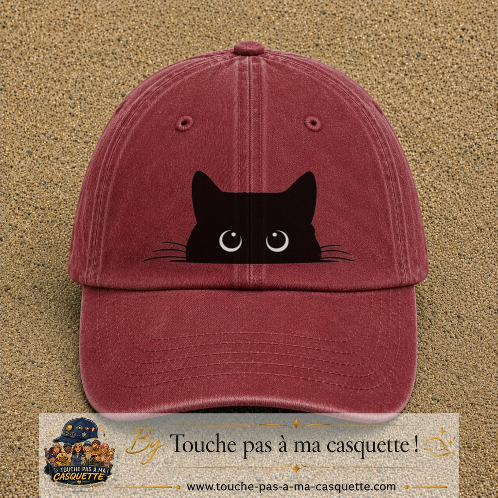 Casquette baseball Rouge délavé - Bordeaux délavé 100% coton avec visuel Chat noir cache-cache 7 cm - image produit principale