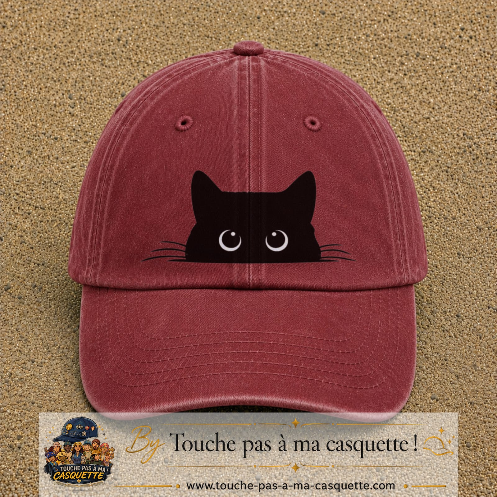 Casquette baseball Rouge délavé - Bordeaux délavé 100% coton avec visuel Chat noir cache-cache 7 cm - image produit principale