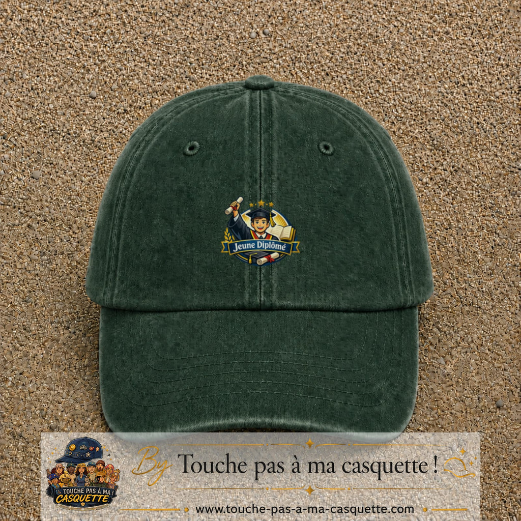Casquette Vert foncé délavé avec motif Jeune Diplômé en 5 cm – vue principale
