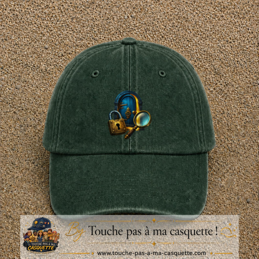 Casquette Vert foncé délavé avec motif Porte mystérieuse avec cadenas en 7 cm – vue principale