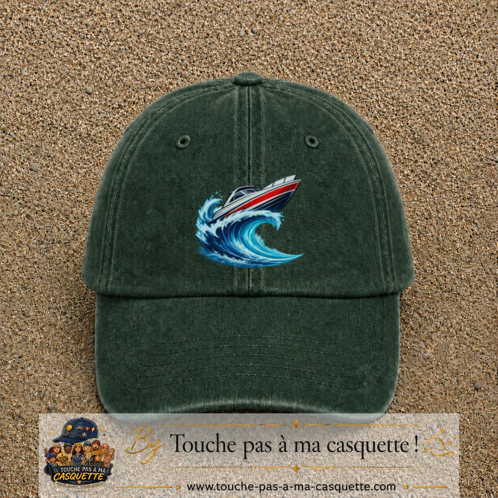 Casquette Vert foncé délavé avec motif Bateau à moteur sur vague en 7 cm – vue principale