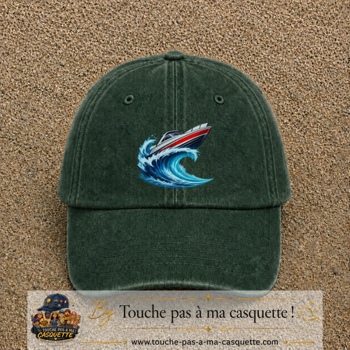 Casquette Vert foncé délavé avec motif Bateau à moteur sur vague en 7 cm – vue principale
