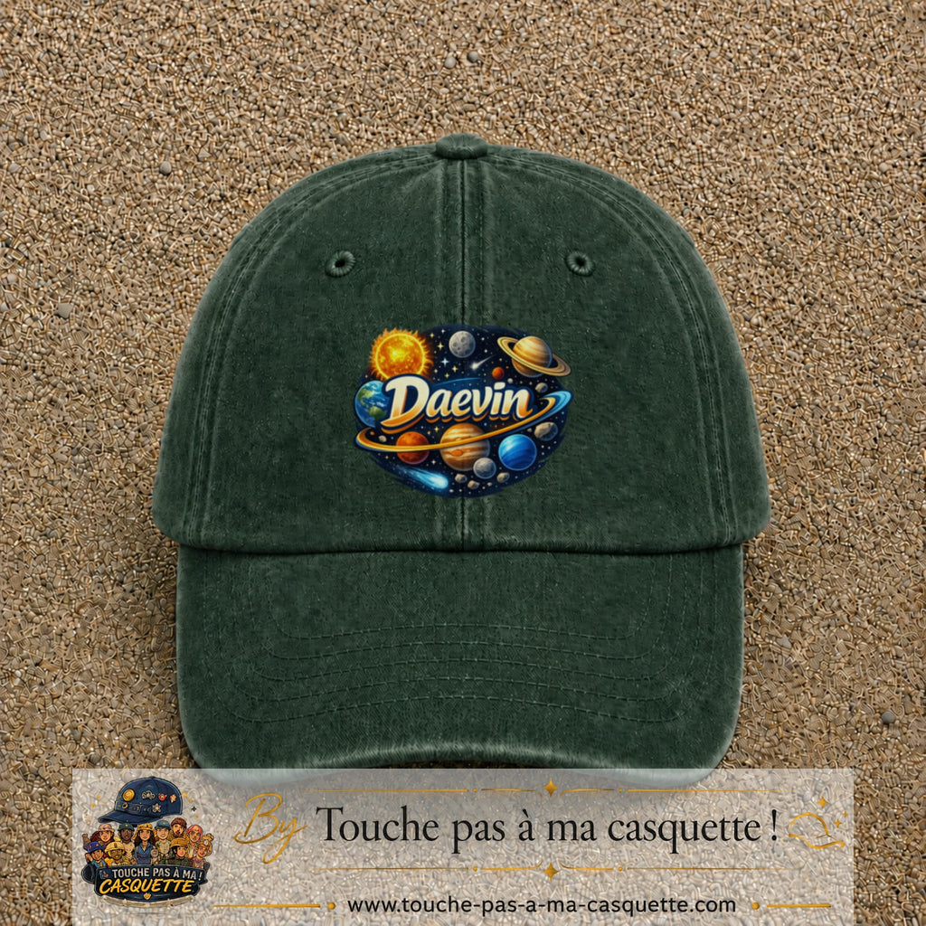 Casquette Vert foncé délavé avec motif Prénom Daevin dans le système solaire en 7 cm – vue principale