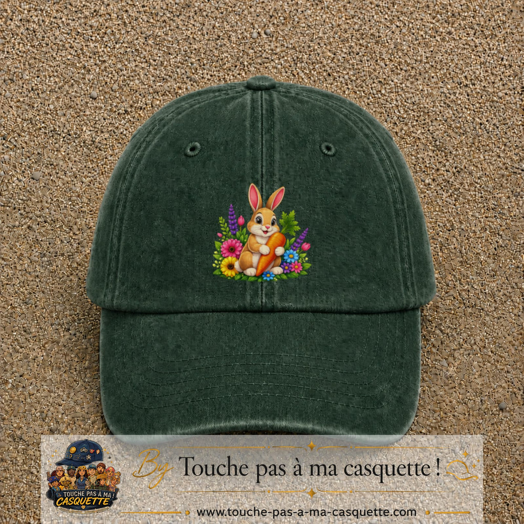 Casquette Vert foncé délavé avec motif Lapin avec carotte et fleurs en 7 cm – vue principale