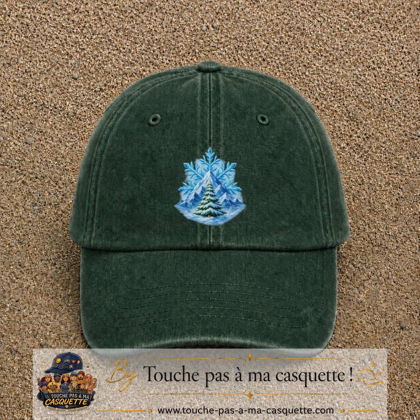 Casquette Vert foncé délavé avec motif Montagne enneigée et sapin en 7 cm – vue principale