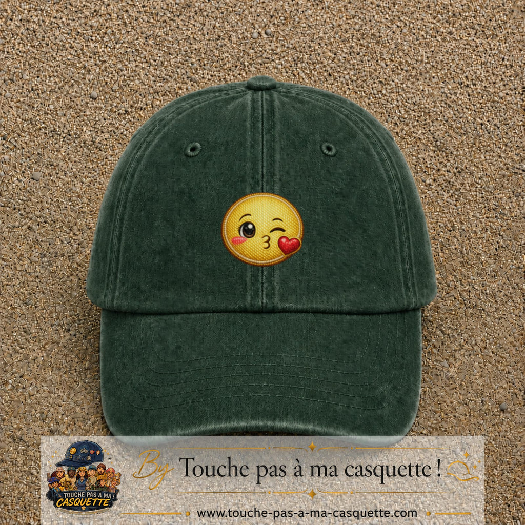 Image principale produit10moyenVF - casquette Vert foncé délavé avec visuel Emoji bisou cœur 5 cm