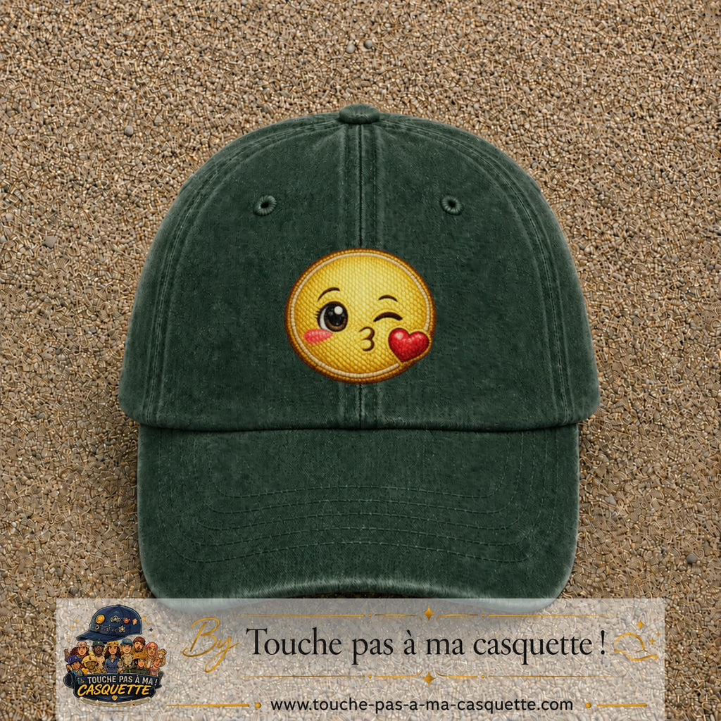 Casquette baseball Vert foncé délavé 100% coton avec visuel Emoji bisou cœur 7 cm - image produit principale