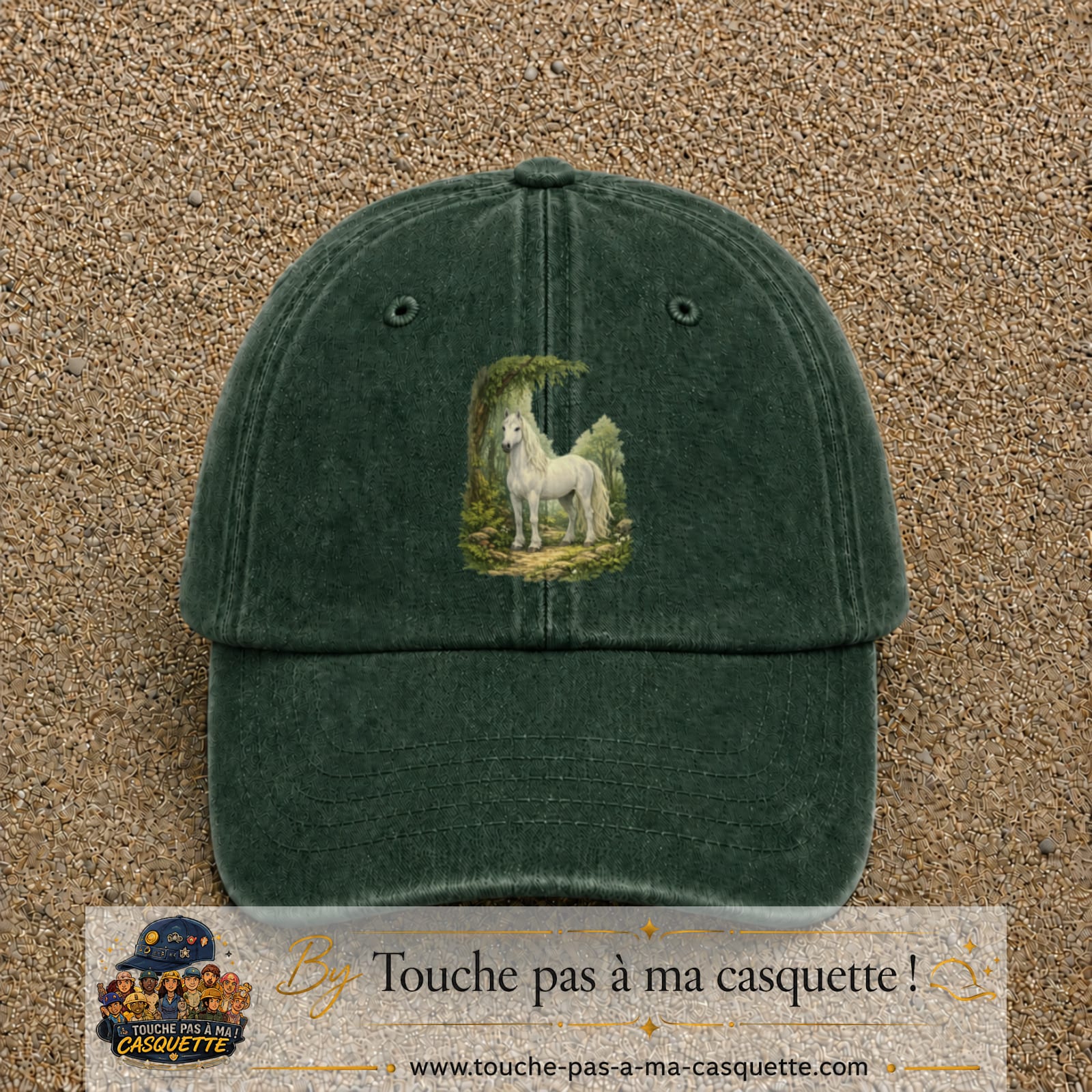 Casquette baseball Vert foncé délavé 100% coton avec motif Cheval blanc en forêt 7 cm - image principale