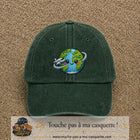Casquette Vert foncé délavé motif Globe voyageur avec avion 7 cm - vue principale