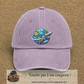 Image principale produit82grosVI - casquette Violet délavé avec visuel Monde avion 7 cm