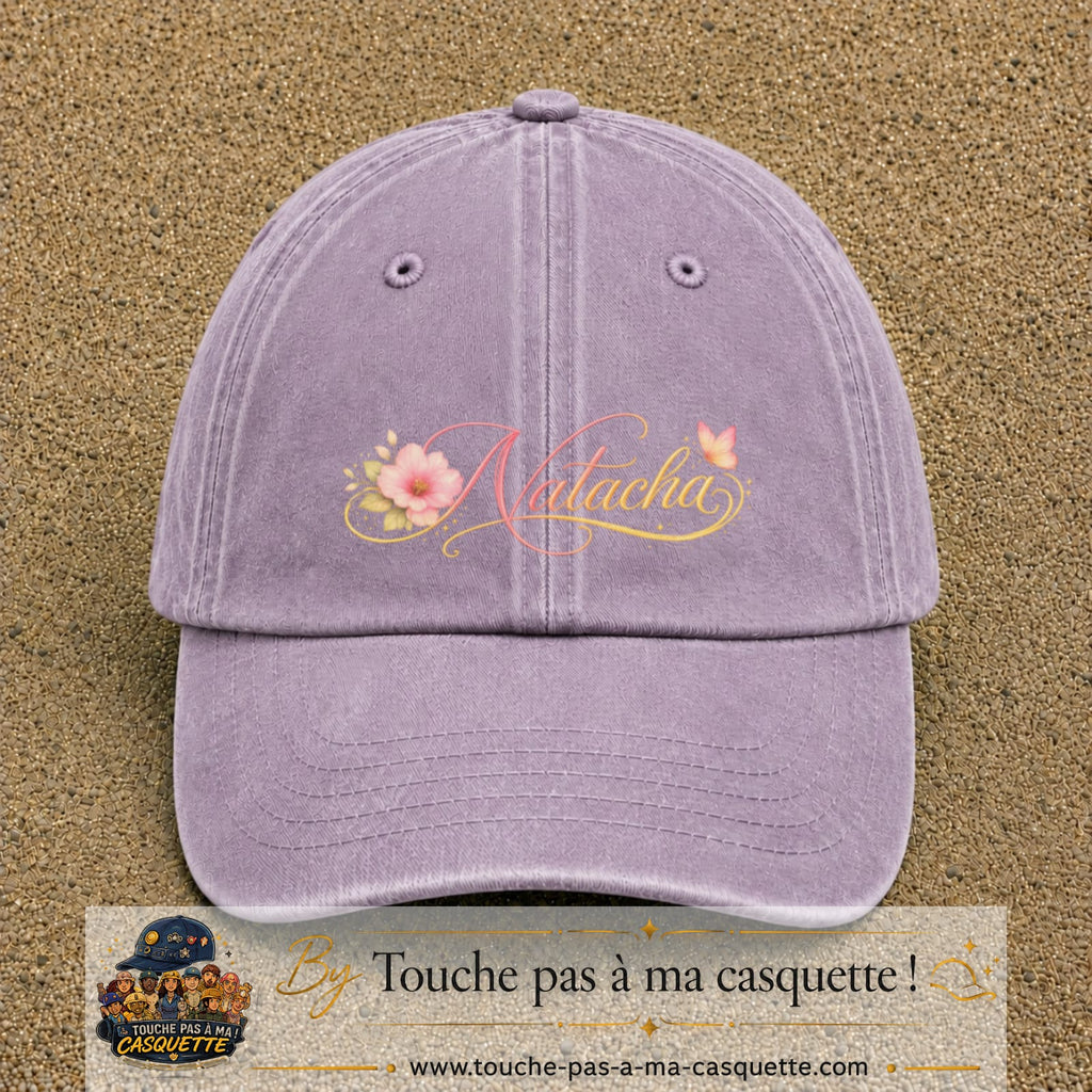 Casquette Violet délavé avec motif Prénom Natacha fleuri en 7 cm – vue principale