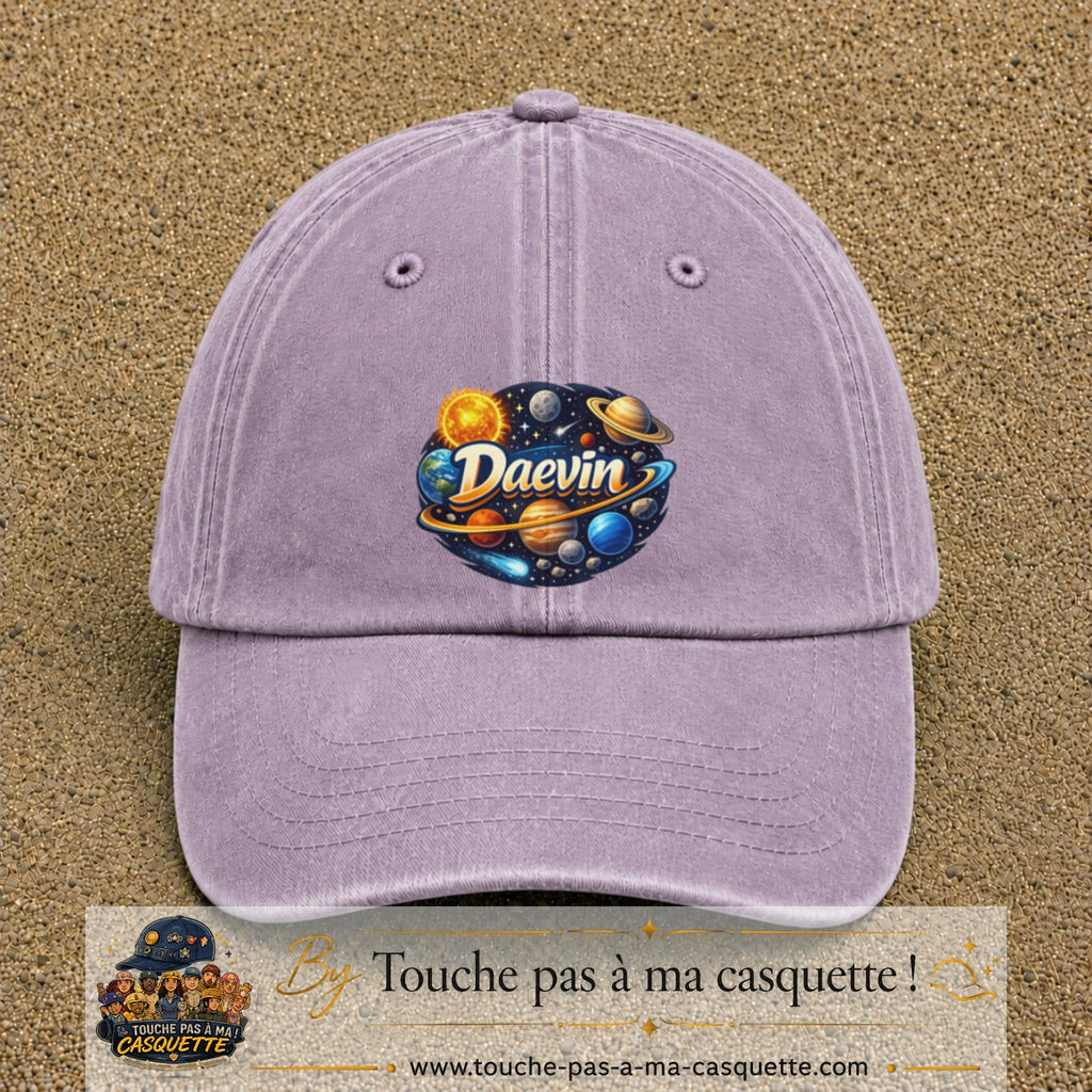 Casquette Violet délavé avec motif Prénom Daevin dans le système solaire en 7 cm – vue principale