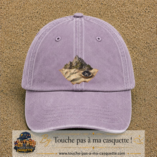 Casquette Violet délavé avec motif Montagne sur carte avec boussole en 7 cm – vue principale
