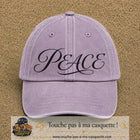 Image principale produit132grosVI - casquette Violet délavé avec visuel Peace calligraphie 7 cm
