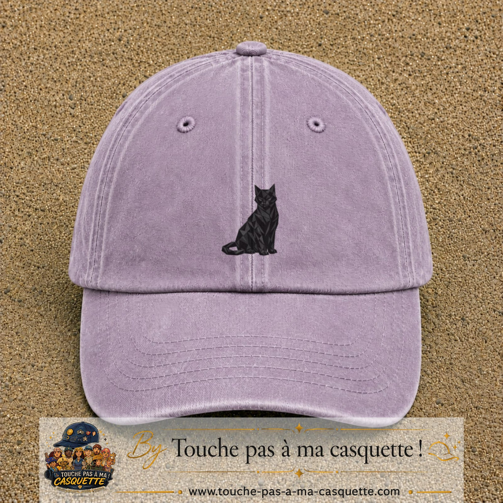 Image principale produit176moyenVI - casquette Violet délavé avec visuel Chat noir polygonal 5 cm