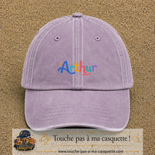 Casquette baseball Violet délavé 100% coton avec visuel Prénom Arthur coloré 5 cm - image produit principale