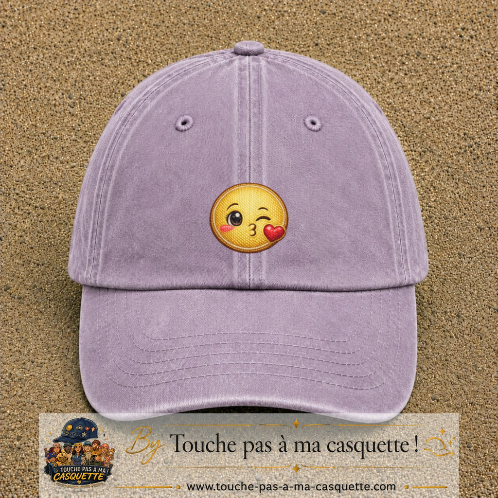 Casquette baseball Violet délavé 100% coton avec visuel Emoji bisou cœur 5 cm - image produit principale