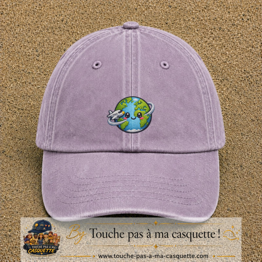 Casquette Violet délavé motif Globe voyageur avec avion 5 cm - vue principale