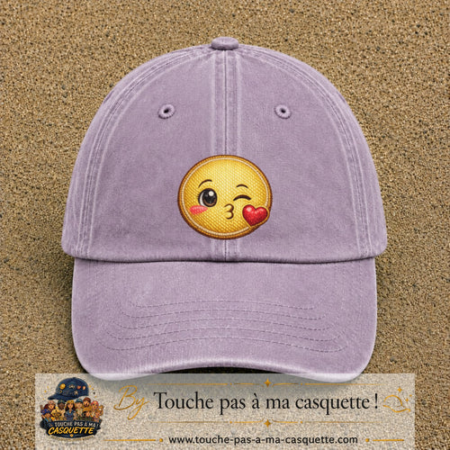 Casquette baseball Violet délavé 100% coton avec visuel Emoji bisou cœur 7 cm - image produit principale